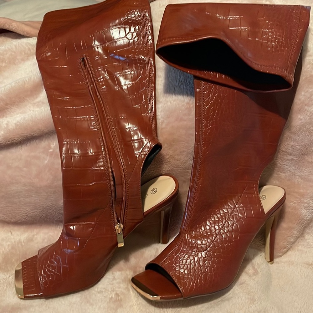 Peep toe boots
